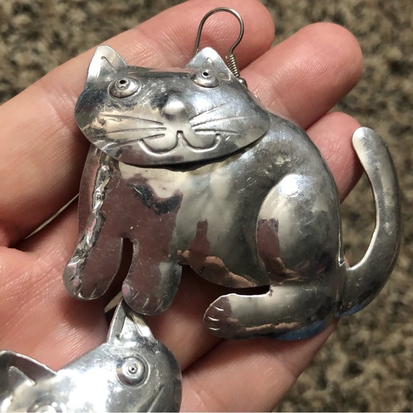 Large vintage silvertone smiling cat dangle earrings cat lady lightweight - Picture 5 of 11